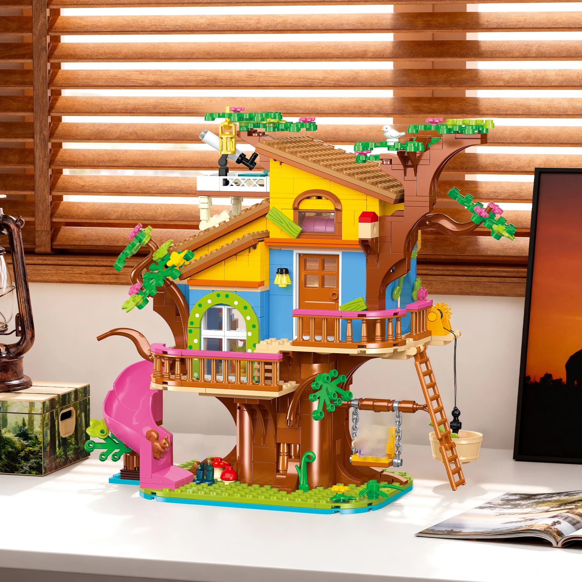 Set di Costruzioni Treehouse Adventure: Mattoncini Colorati con Telescopio, Altalena e Cesto - Giocattoli Educativi STEM per Bambini, Regalo Creativo