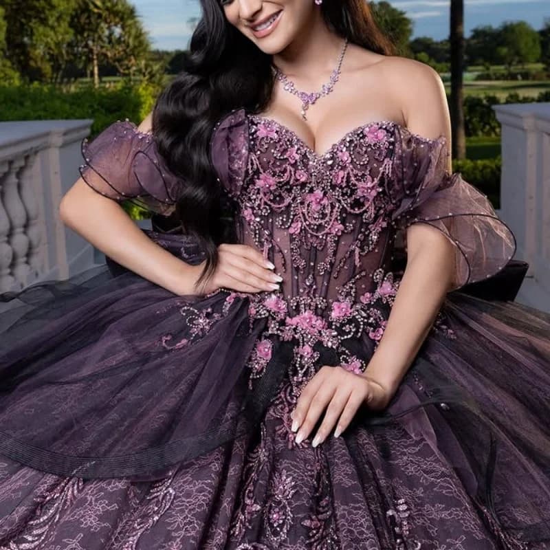 Abito Quinceanera color lavanda Paillettes dorate Decalcomania del fiore Pizzo Stratificazione Volant Coda lunga Fiocco Abiti da 15 Quinceanera Personalizza