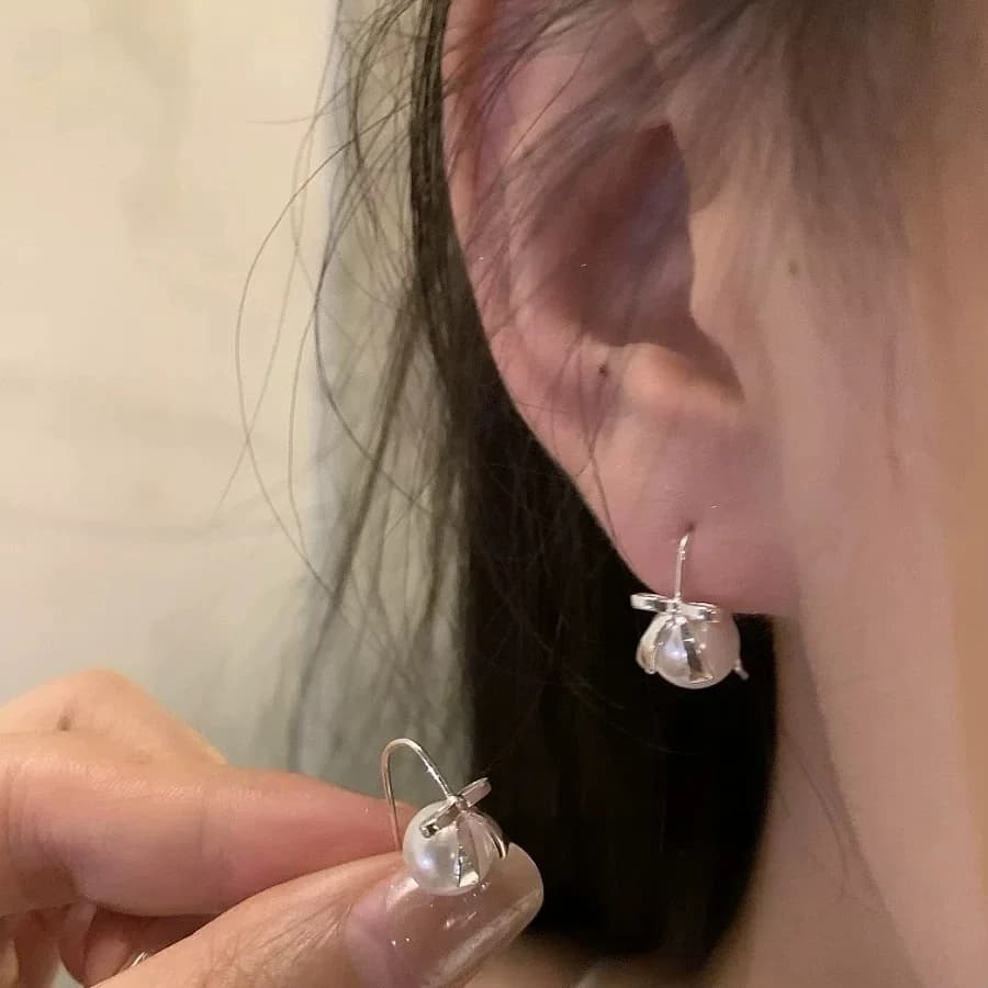 Bow earrings, high-end sense, light luxury, sweet temperament, niche earrings, studs.