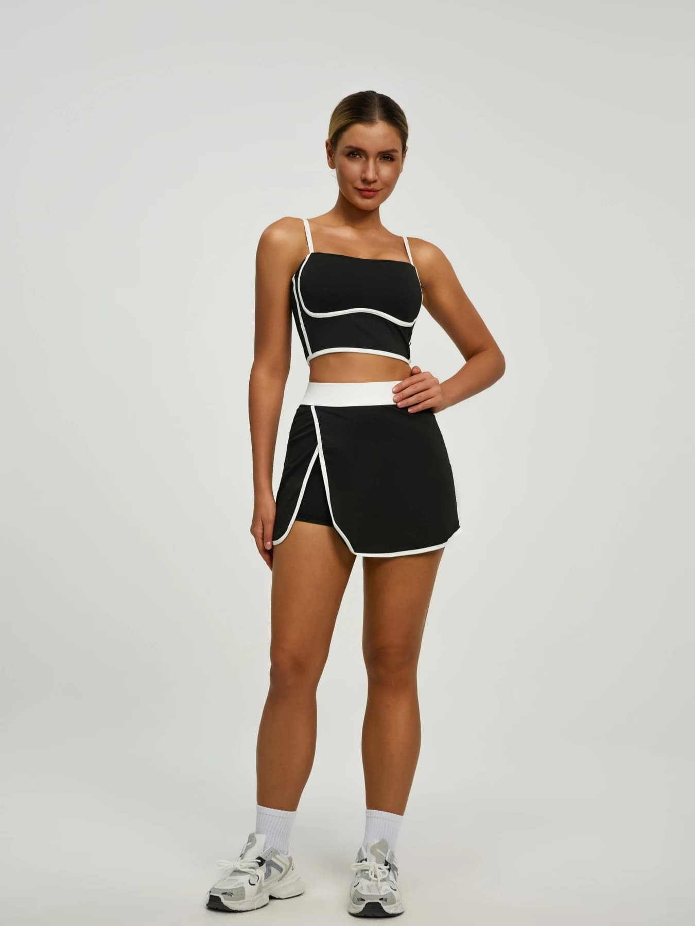 Set sportivo da donna: top corto imbottito (reggiseno incorporato) e gonna con tasche laterali nascoste, tessuto traspirante per l'umidità per il tennis, G