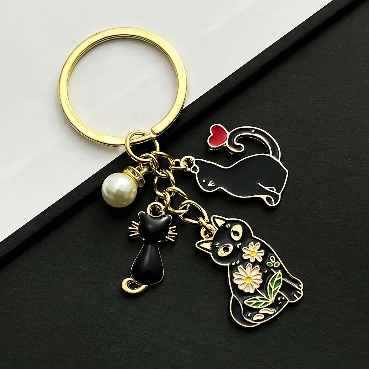 Elegante Portachiavi Gatto Nero Smaltato con Dettagli in Perle - Lega di Zinco, Stile Raffinato per Chiavi Auto, Zaini e Portafogli
