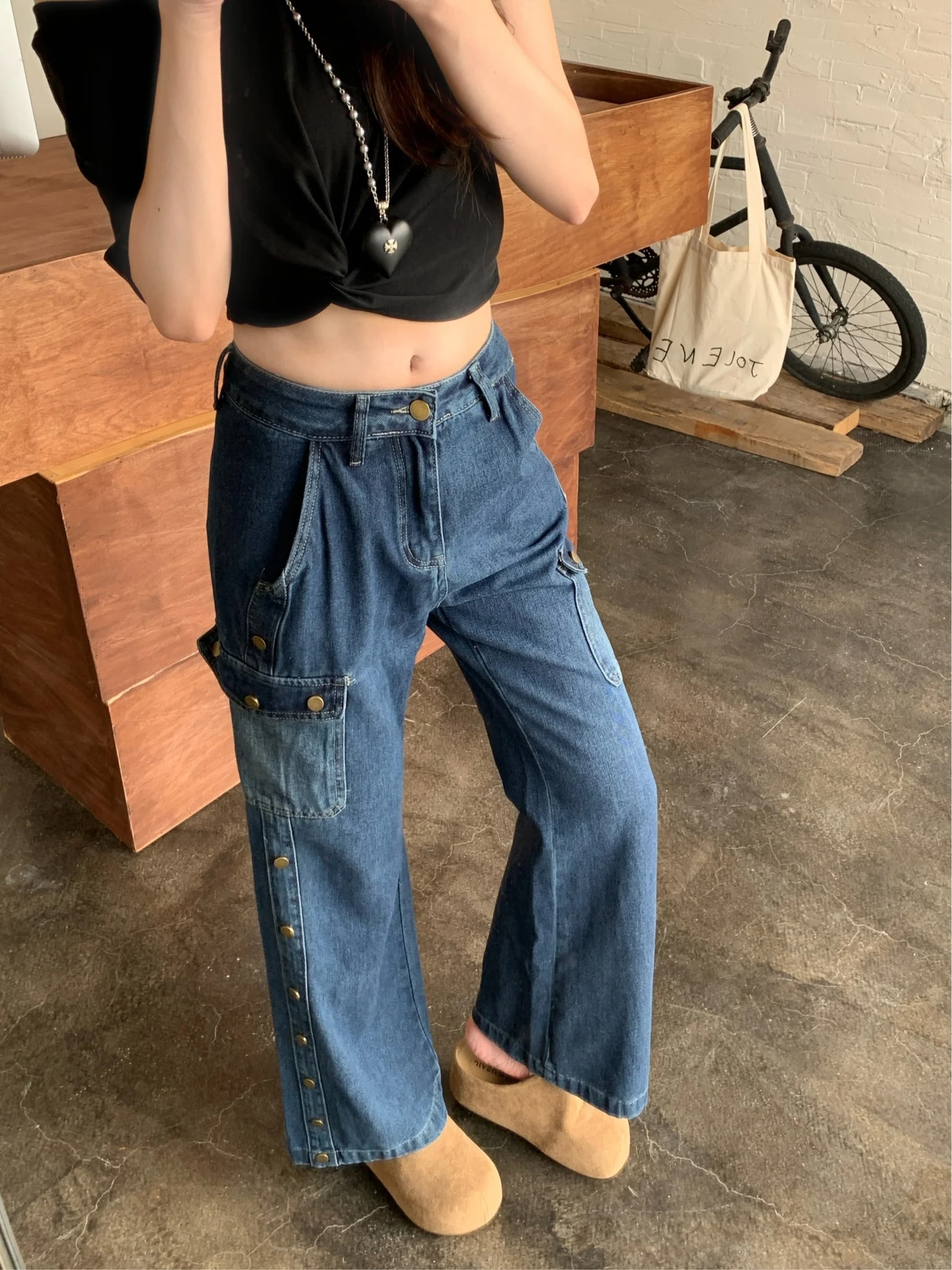 Jeans in denim a vita alta a gamba dritta da donna, nuovi pantaloni estivi larghi a gamba larga con bottoni, stile workwear, design con tasche, stile per il pendolarismo