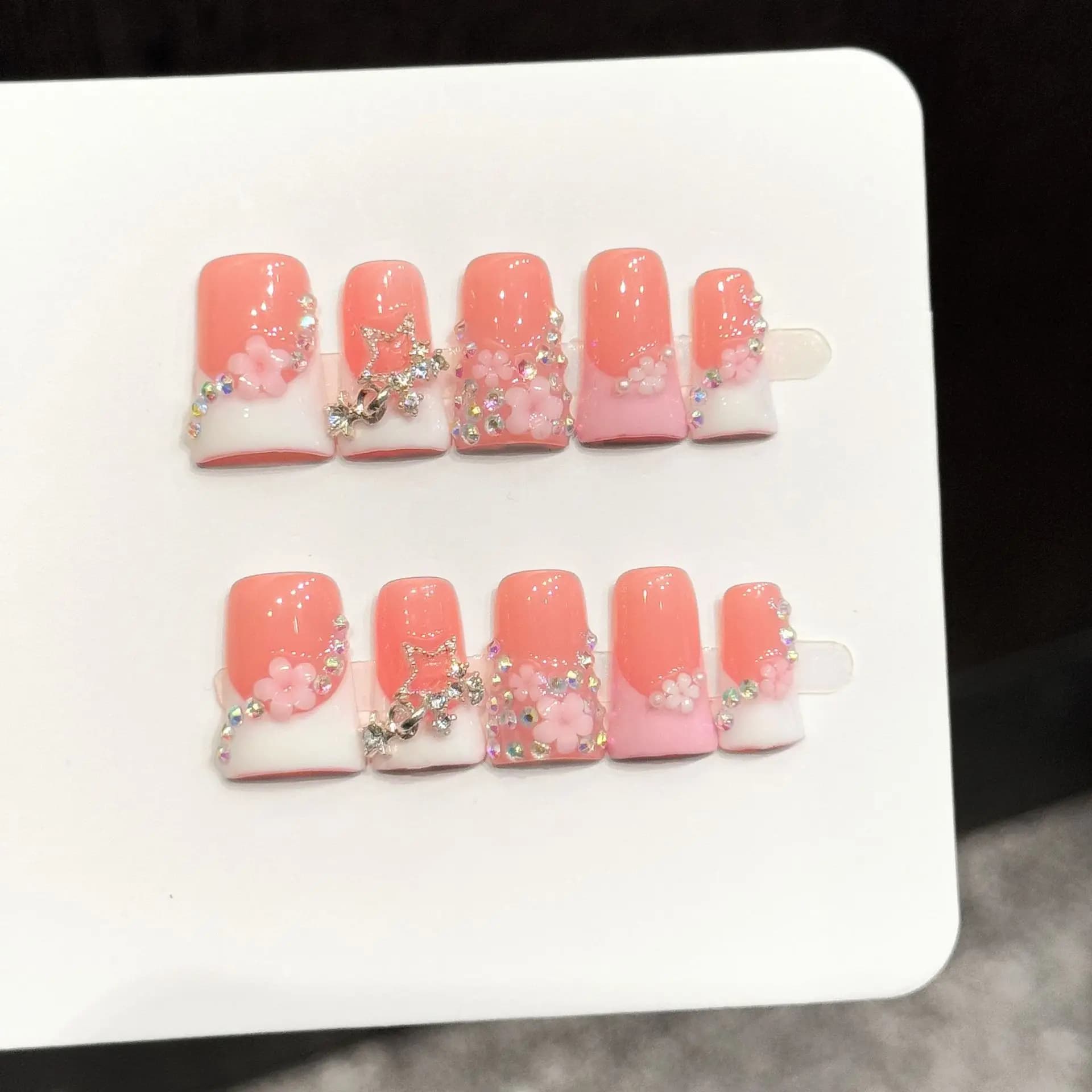 10 pezzi di unghie finte pressate a mano, bellissime unghie finte, con diamanti colorati rosa e bianchi a forma di stella e fiore di pesco, adatte per le donne.