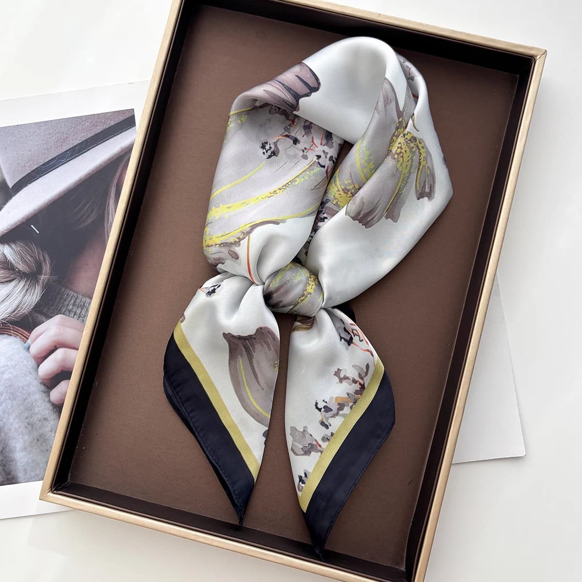 Sciarpa quadrata stampata floreale di lusso per le donne Sciarpe di seta imitazione Bandane Fazzoletto da collo Hijab Elegante scialle Avvolge per la spiaggia