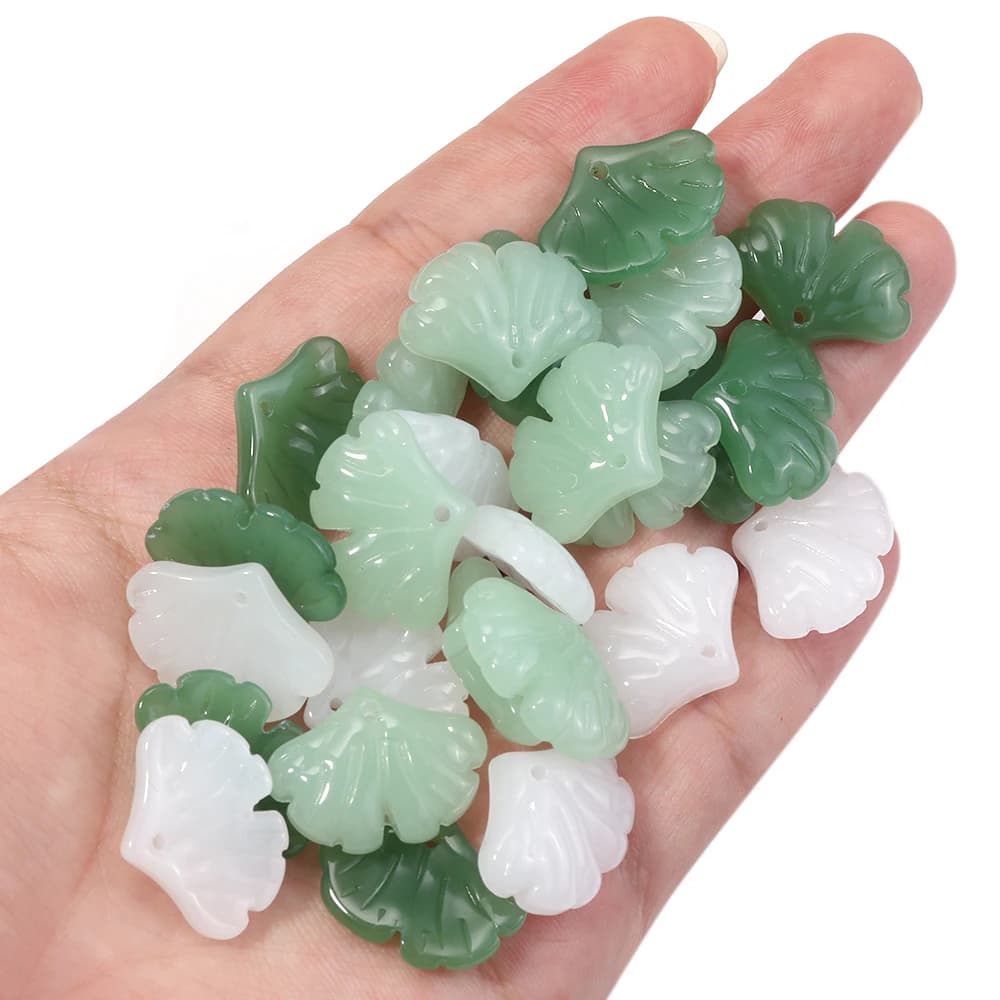30 pezzi/lotto Ciondoli a forma di foglia in vetro, colore verde, piccoli ciondoli a forma di foglia di ginkgo per la creazione di gioielli, orecchini, collane e accessori.