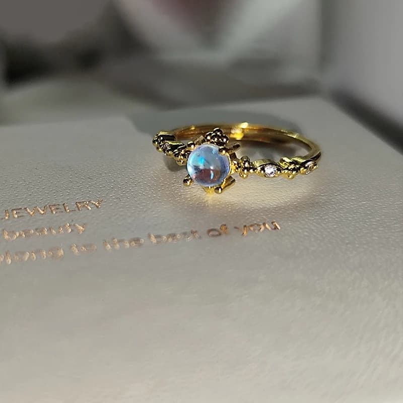 Anello con Pietra di Luna Sfumata al Laser per Donne, Anello Sottile Regolabile con Opale, Gioiello Raffinato