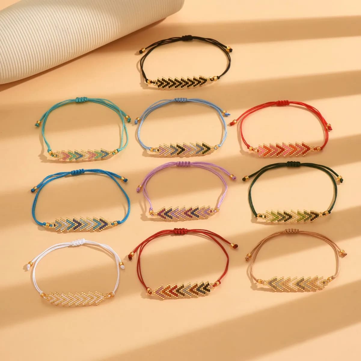 Bracciale con perline Freccia Colore sfumato Boemia Geometria regolabile Modello intrecciato a mano Tendenza femminile Semplice braccialetto con perline di riso