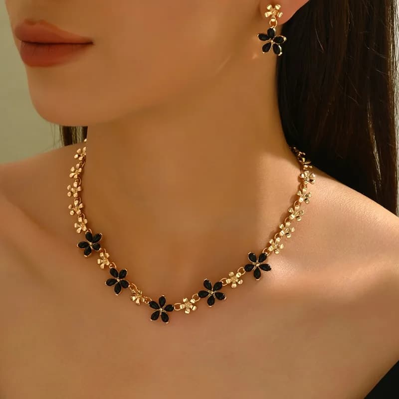 Set di 2 Pezzi: Collana e Orecchini con Fiore in Zirconi Neri, Accessori Classici alla Moda per Donna, Regalo per le Festività