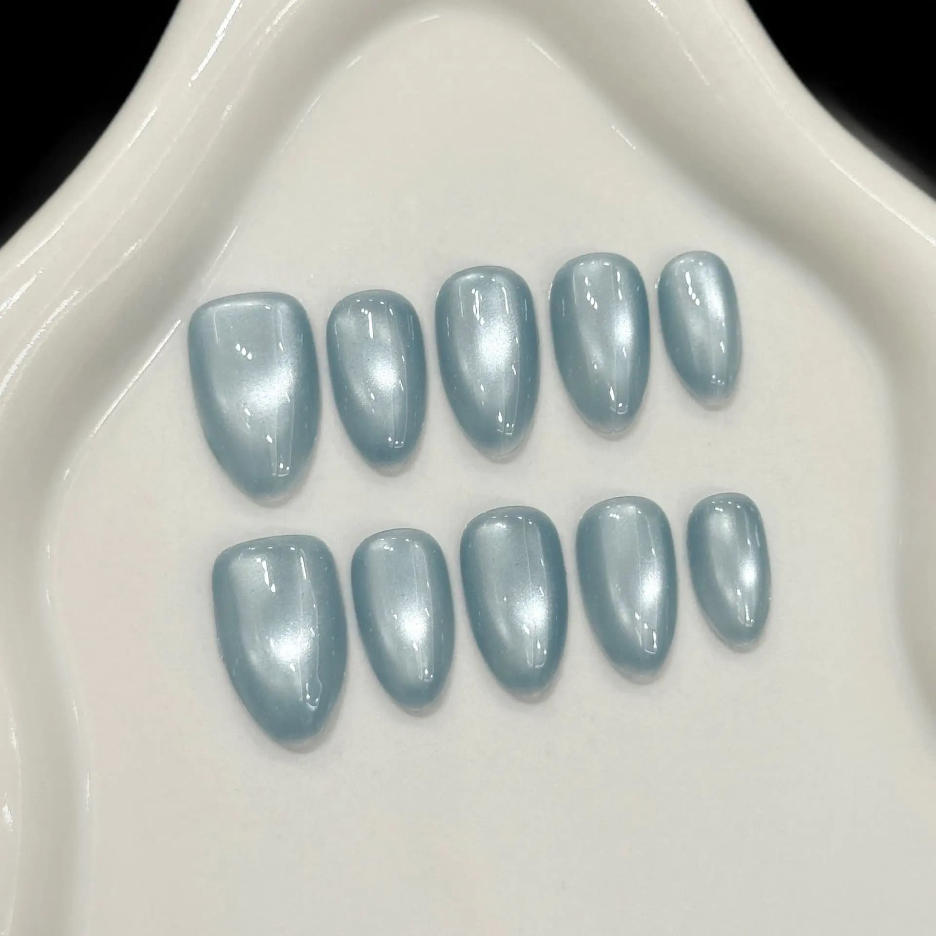 10 Pieces Finte Nails Blue Cat Eye Effect, French Design Corto a Mandorla, Artistic Nail Decoration, Simple and Fashion, Fin Nails Sticker