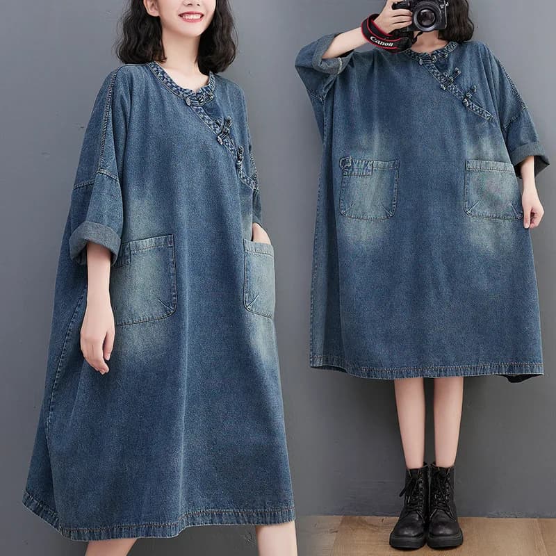 Abito in denim con bottoni sul davanti inclinati in stile letterario vintage 2025 Abito in denim lavato con girocollo casual allentato da donna autunno 2025