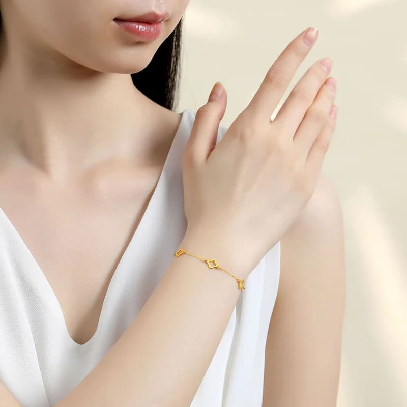 EVISPOL Set di braccialetti con fiori di trifoglio in acciaio inossidabile alla moda per le donne Eleganti braccialetti color oro Orecchini con gioielli penetranti