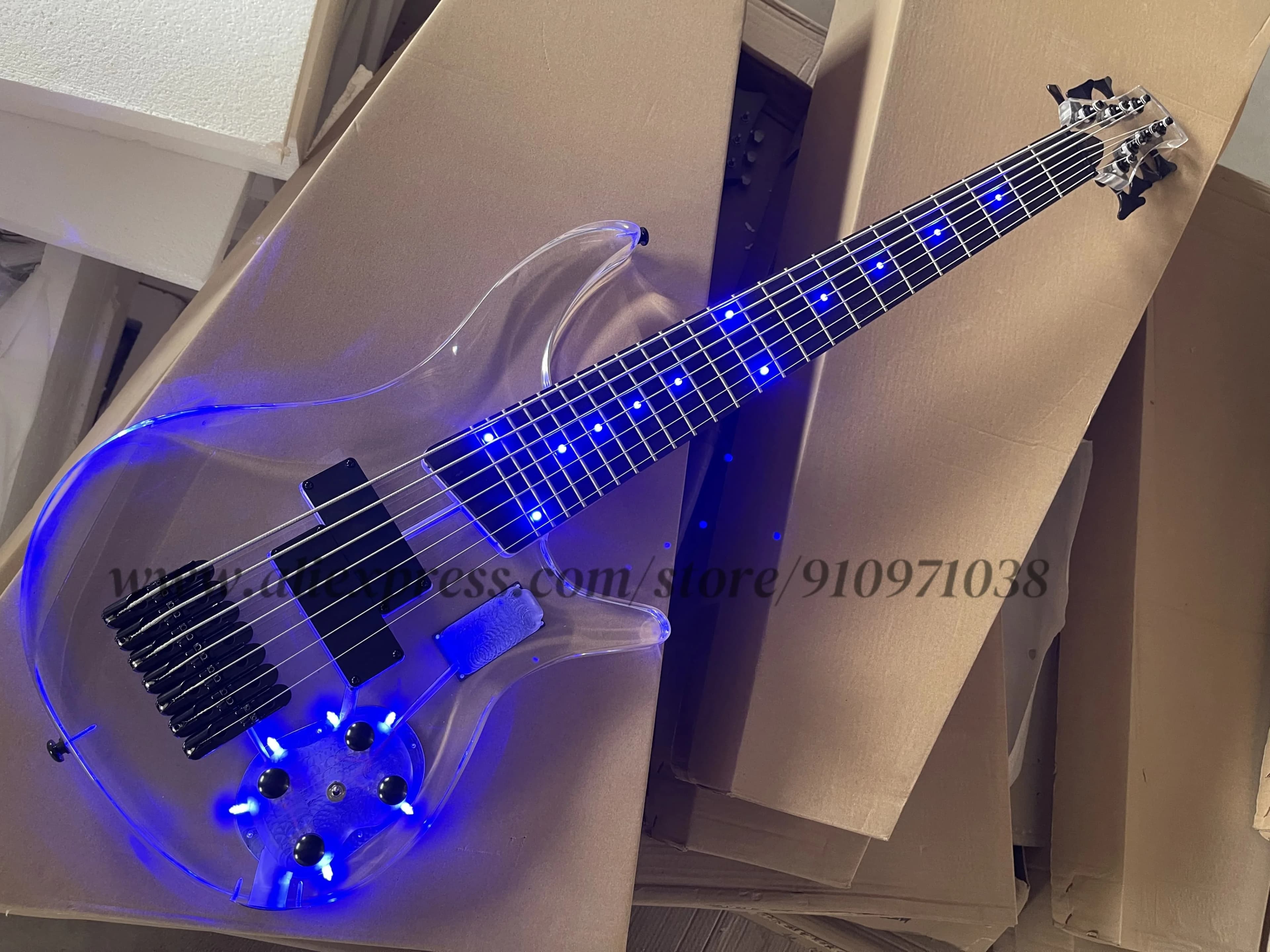 Basso classico a 7 corde, corpo in acrilico, luci LED blu, tastiera in palissandro, luci LED blu intarsiate, manico in acero, ponte fisso