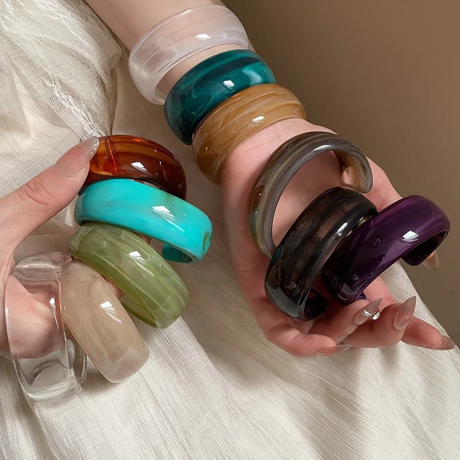 Round vintage bracelets for women Bracelets with European and American acrylic cuffs Jewelry with geometric pendants