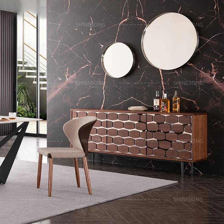 Sala da pranzo con credenza impiallacciata in legno di colore scuro dal design moderno con armadietto laterale portaoggetti con gambe in acciaio al carbonio
