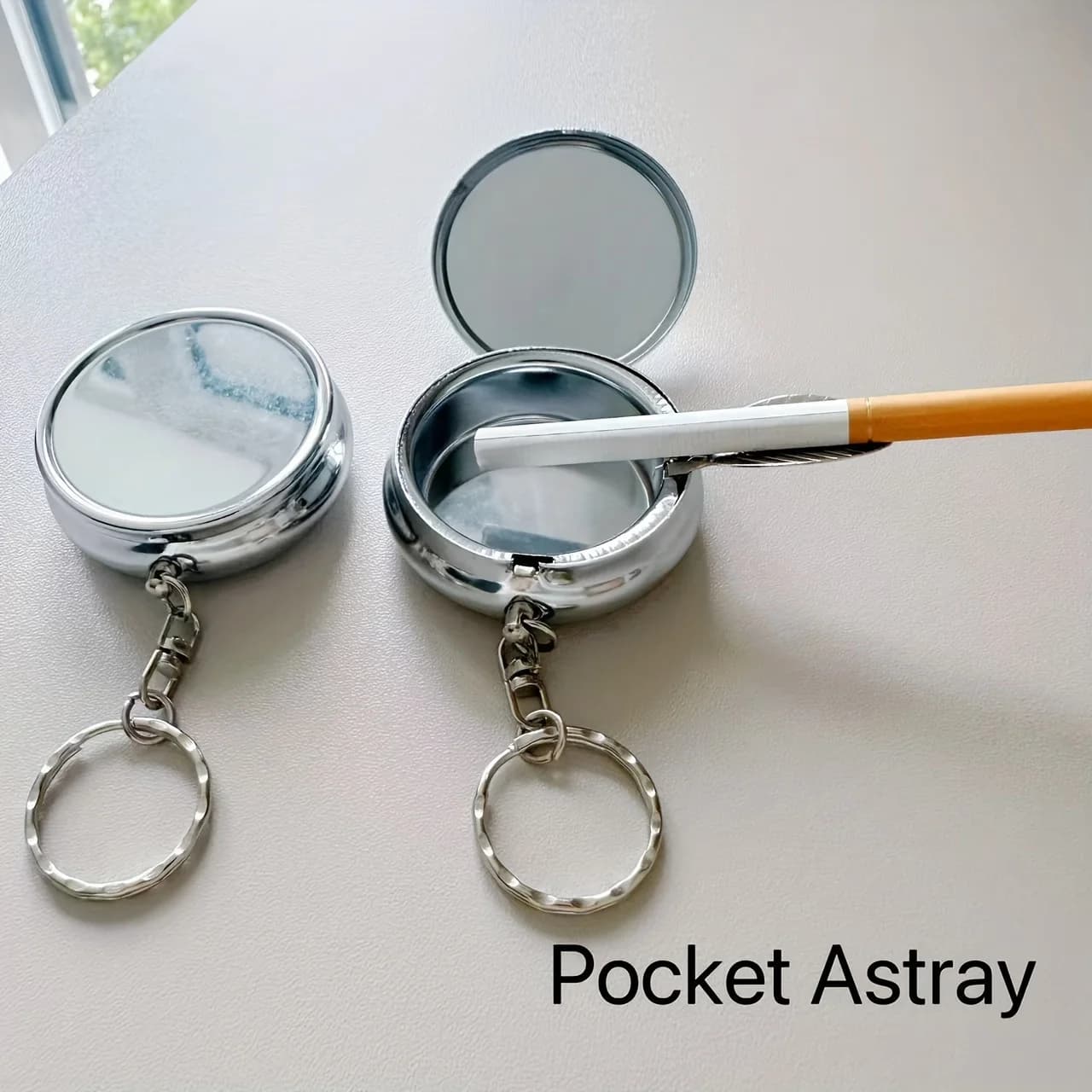 Mini Cestino per Auto, Portacenere Rotondo in Acciaio Inox Argentato con Portachiavi, Portacenere Portatile con Coperchio Antivento/Antiodore