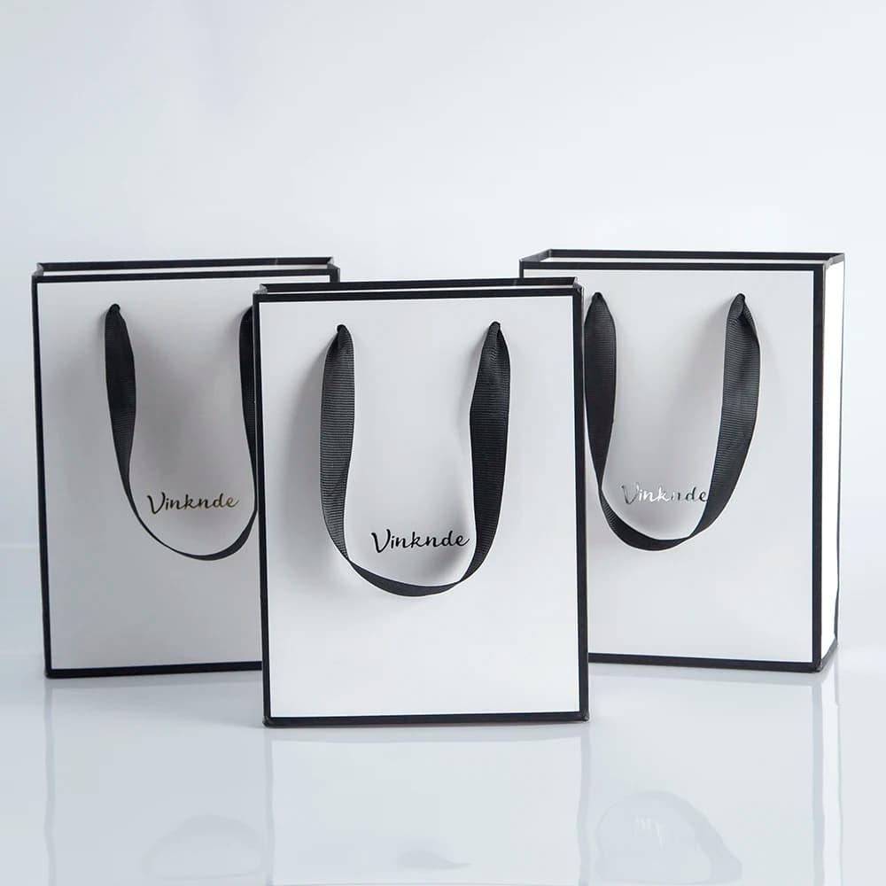 50 pezzi con logo personalizzato Boutique al dettaglio di lusso Shopping Tote Bag Sacchetti di carta regalo Kraft bianco nero per imballaggi di vestiti per scarpe profumi