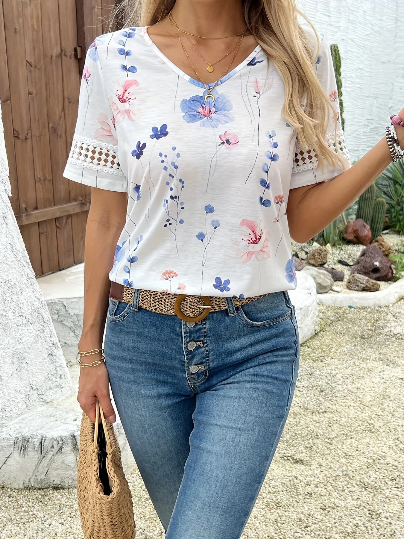 T-shirt casual elegante con scollo a V e bordi in pizzo, top in morbido cotone alla moda da donna con design floreale