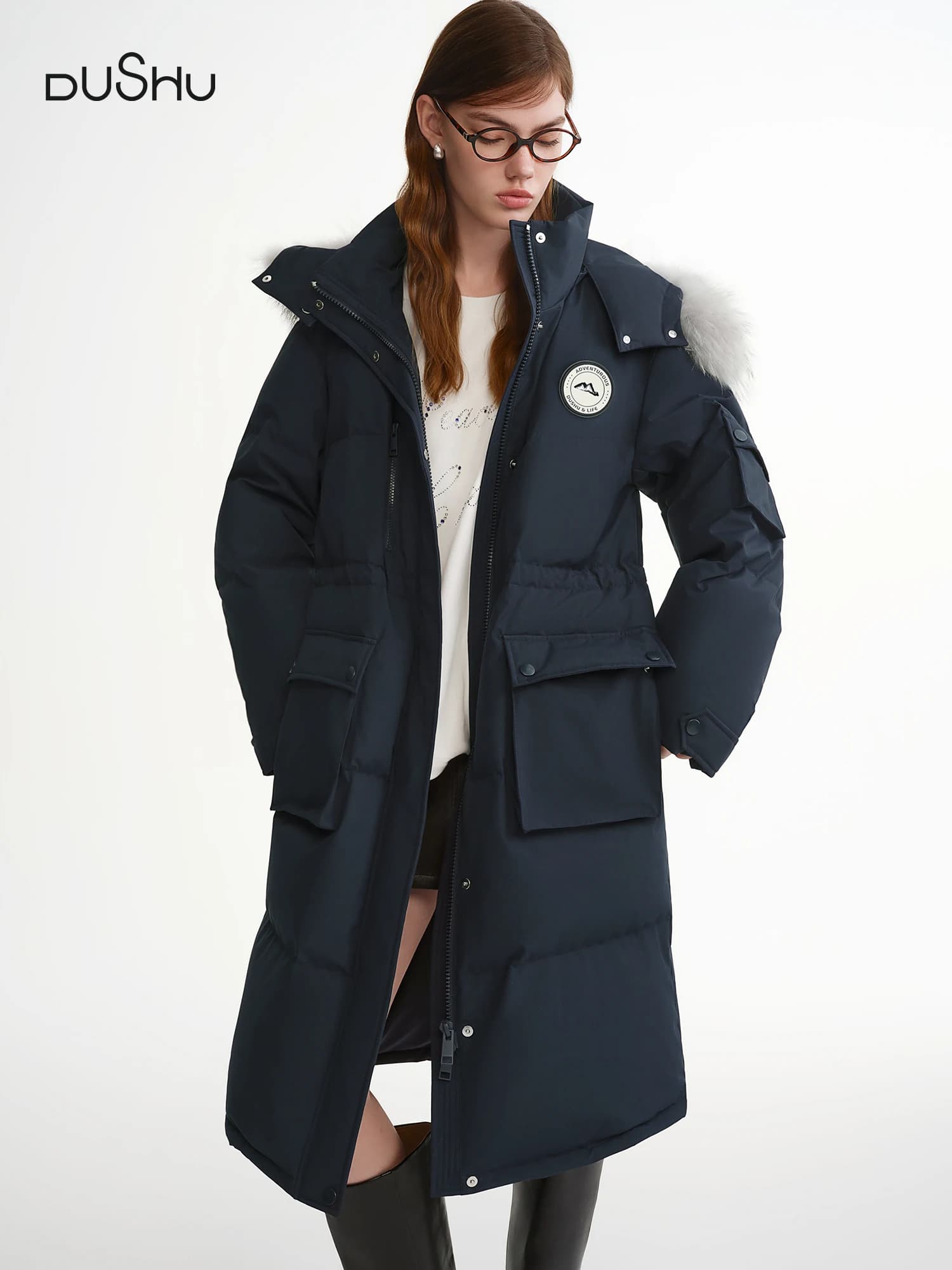 DUSHU Plus-Size Parka lungo da donna Snowfield Stroll con collo in pelliccia di cane procione 2025 Nuovo arrivo invernale Piumini blu