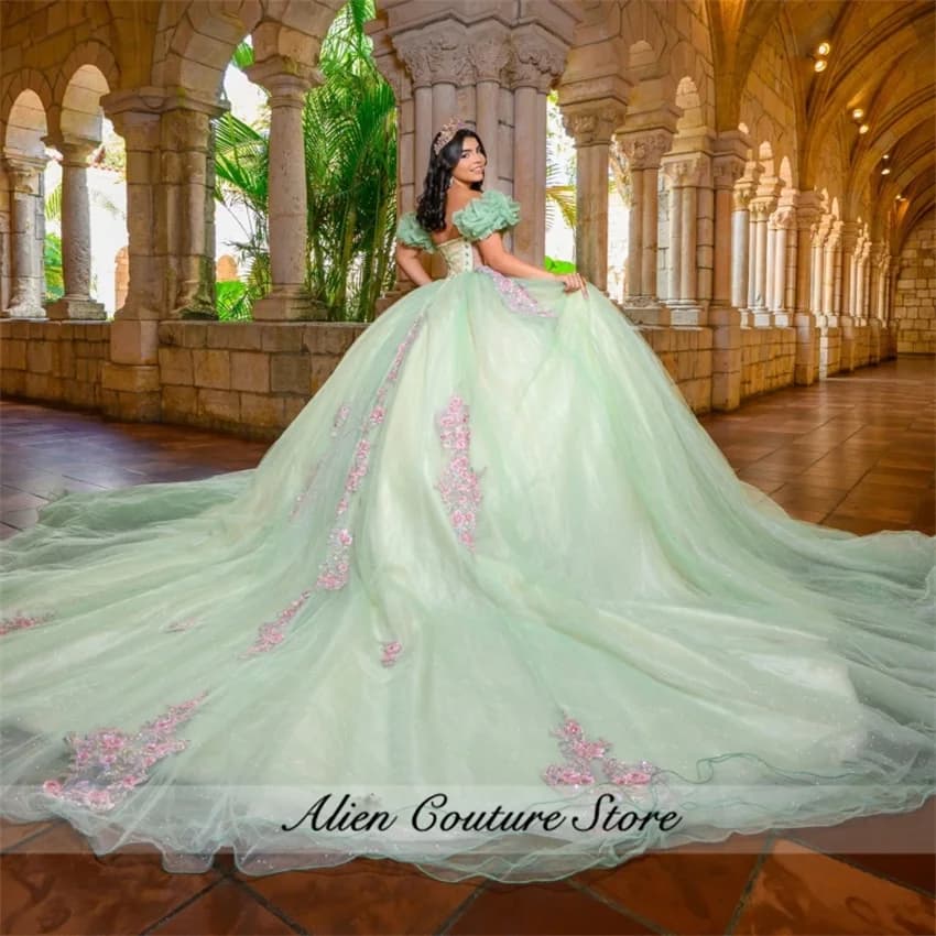 Abiti Quinceanera verdi Abito da ballo con spalle scoperte Applique Perline di pizzo Corsetto in tull Festa di compleanno Abito dolce 16 personalizzato