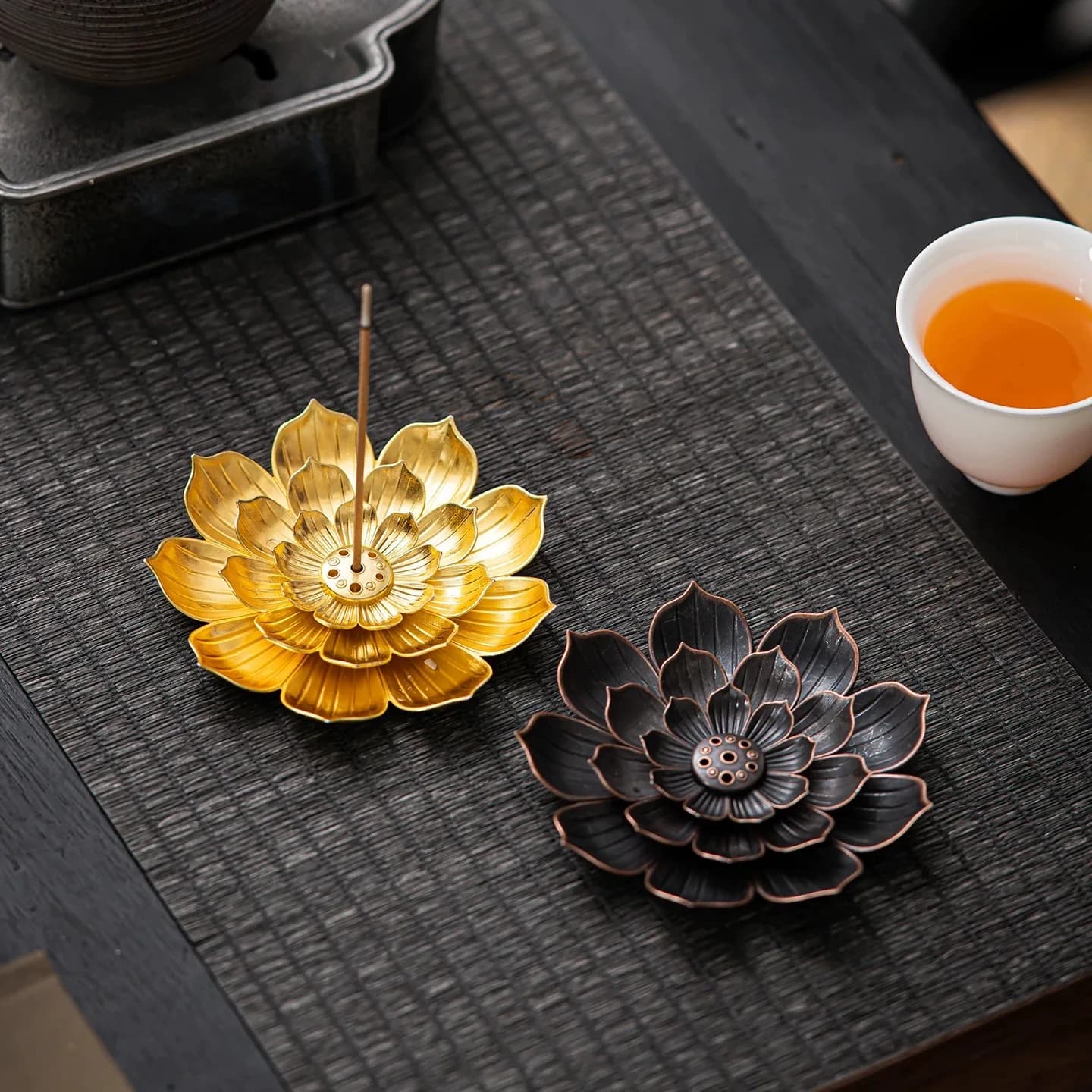Bruciatore di Incenso in Lega con Motivo Lotus Buddista, Porta Bastoncini e Base per Incenso a Spirale, per Templi, Studi di Yoga e Decorazione Domestica
