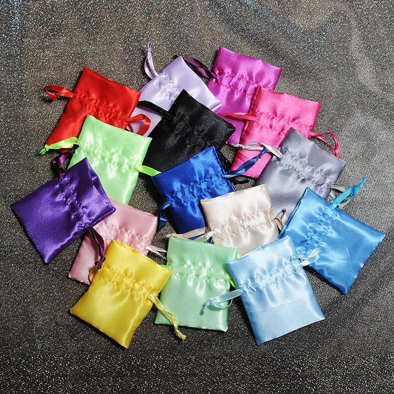 10 pz/lotto 15 × 20 cm Borse di Raso Gioielli Strumenti di Trucco Imballaggio Bolsa Decorazione Di Natale Buste Bustina prezzi logo Personalizzato vary