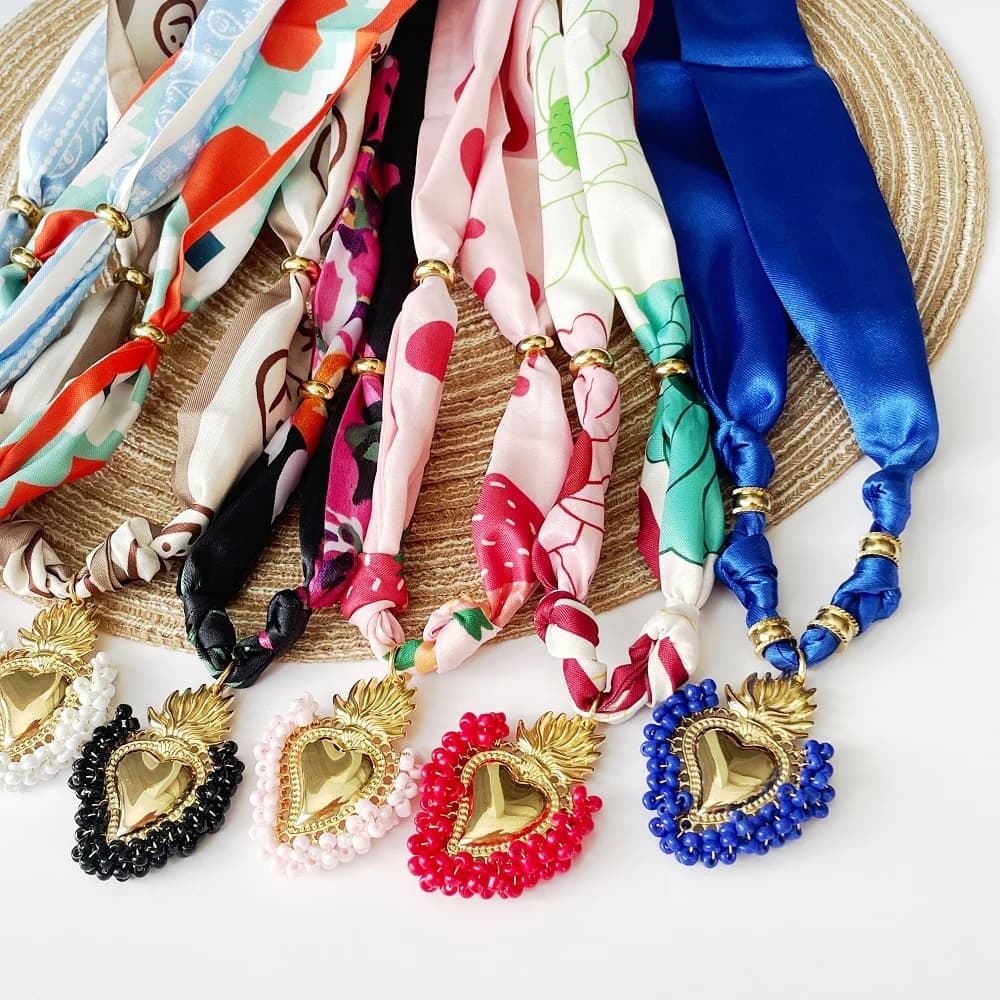 Collana sciarpa da donna alla moda, collana sciarpa colorata con un grande ciondolo a cuore in resina e acciaio inossidabile
