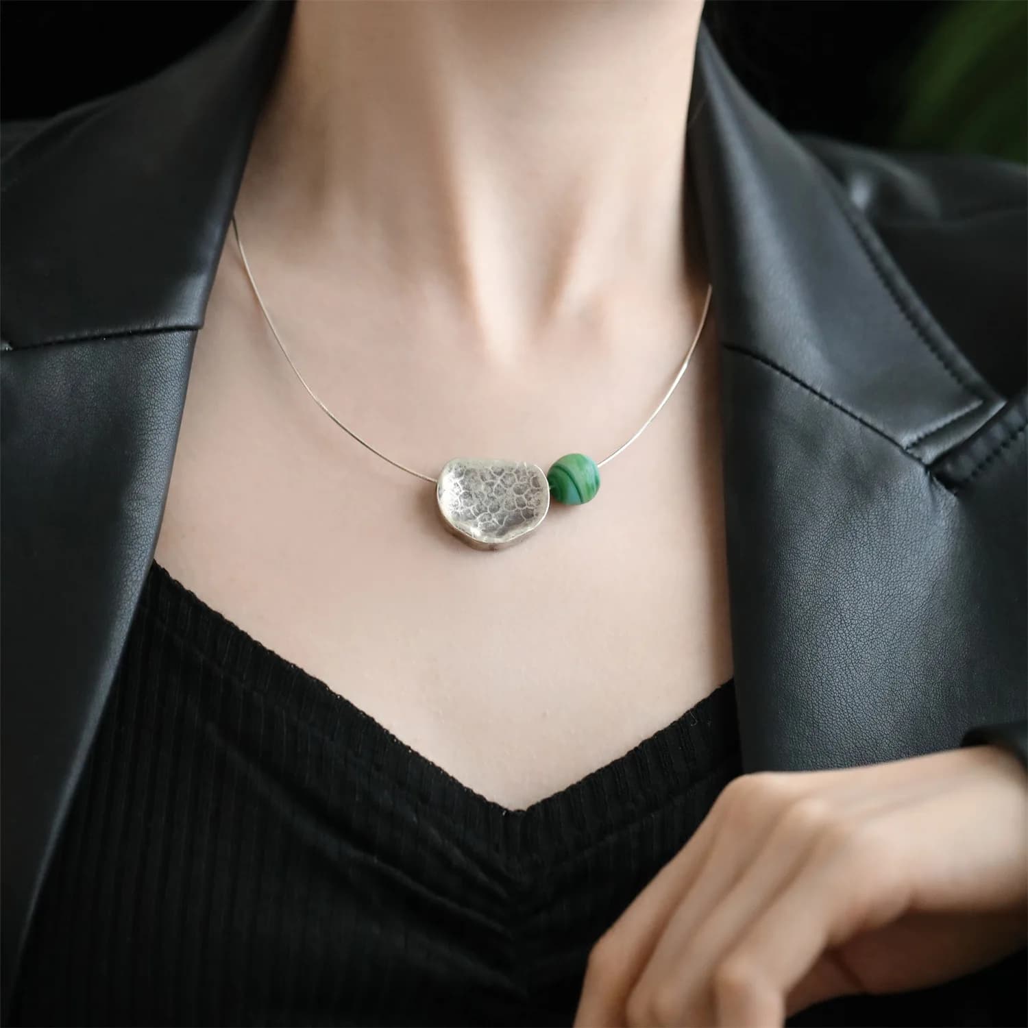 Collana in argento 925 con foglie di loto irregolari in stile etnico fresco, perline rotonde verdi, design semplice per regali di gioielli per feste da donna