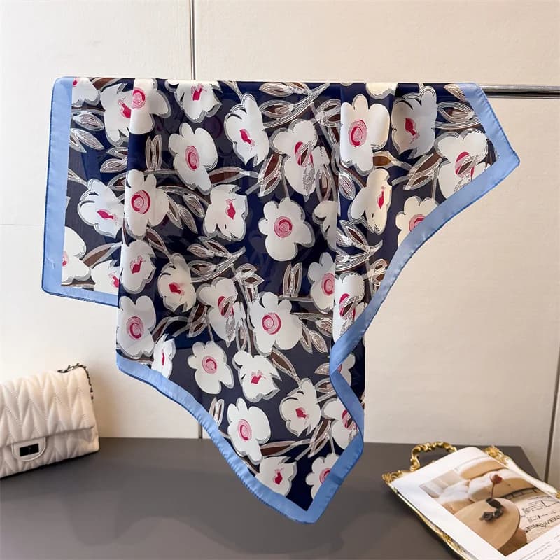Designer 70 * 70 cm Sciarpe quadrate di lusso Sciarpa di seta da donna Bandana Fazzoletto da collo Cravatte Fasce per capelli Foulard Scialle Moda