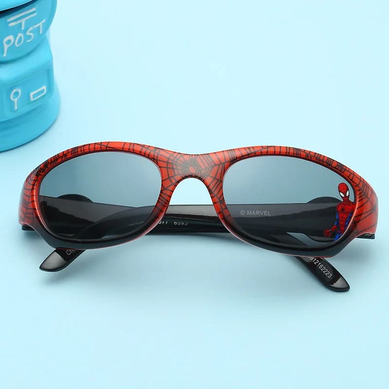 Children's generic sunglasses with Spiderman cartoons, UV400 protection, spider web pattern, fashionable and cool glasses for small children, for beach and outdoor travel