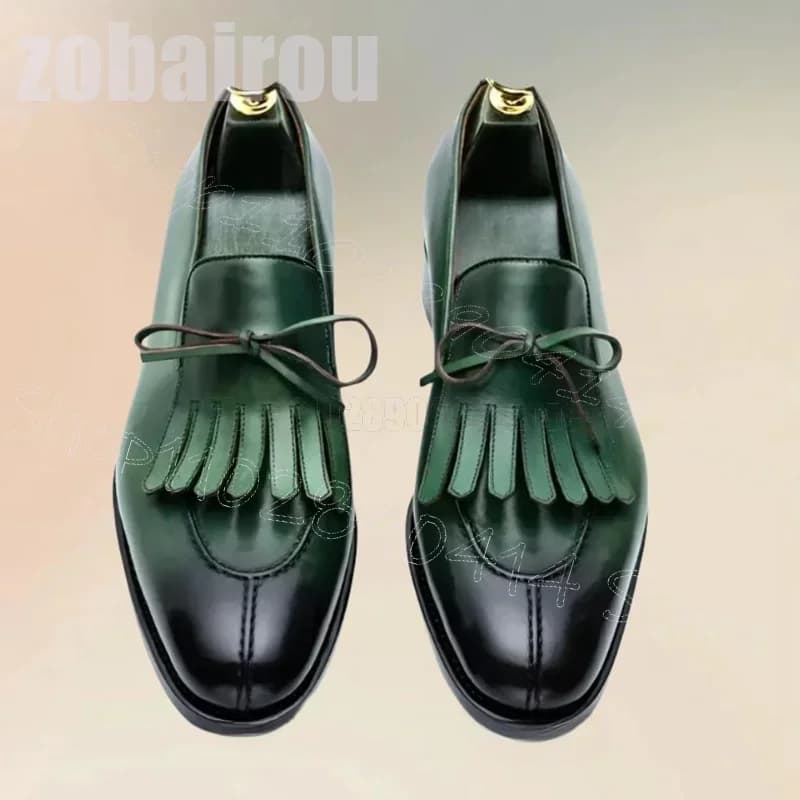 Mocassini con fiocco e nappe color verde sfumato, scarpe da uomo alla moda, eleganti, fatte a mano, per feste, banchetti e appuntamenti.