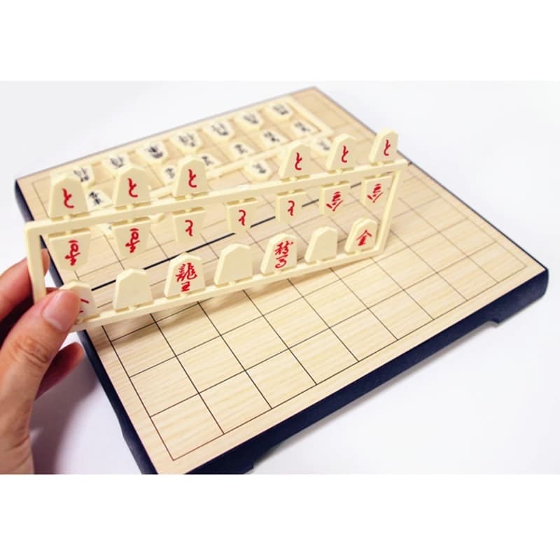 Gioco da Tavolo Portatile: Shogi Giapponese Magnetico Pieghevole, un Gioco Strategico per Famiglie e Feste, Ideale per Riunioni e Viaggi