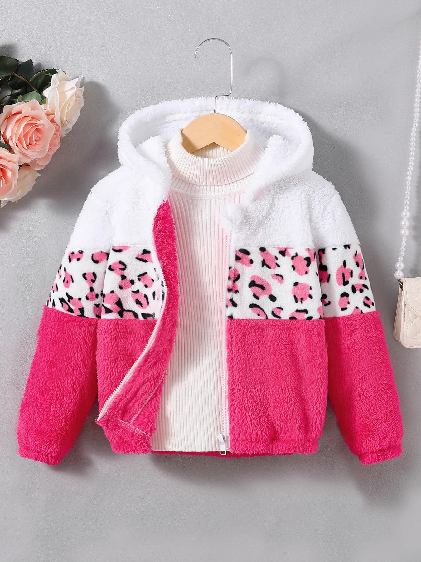 Cappotto con cappuccio peloso bicolore alla moda da ragazza Primavera Autunno Abbigliamento per bambini Capispalla caldo e morbido per bambini