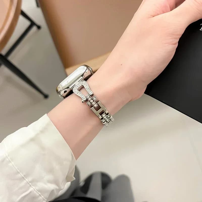 Women's Strap with Horse Iron Buckle for Apple Watch 45mm 41 42 46 40 44 49 38mm Stainless Steel Bracelet with Luxury Diamonds iWatch 10 9 8 7 6 5