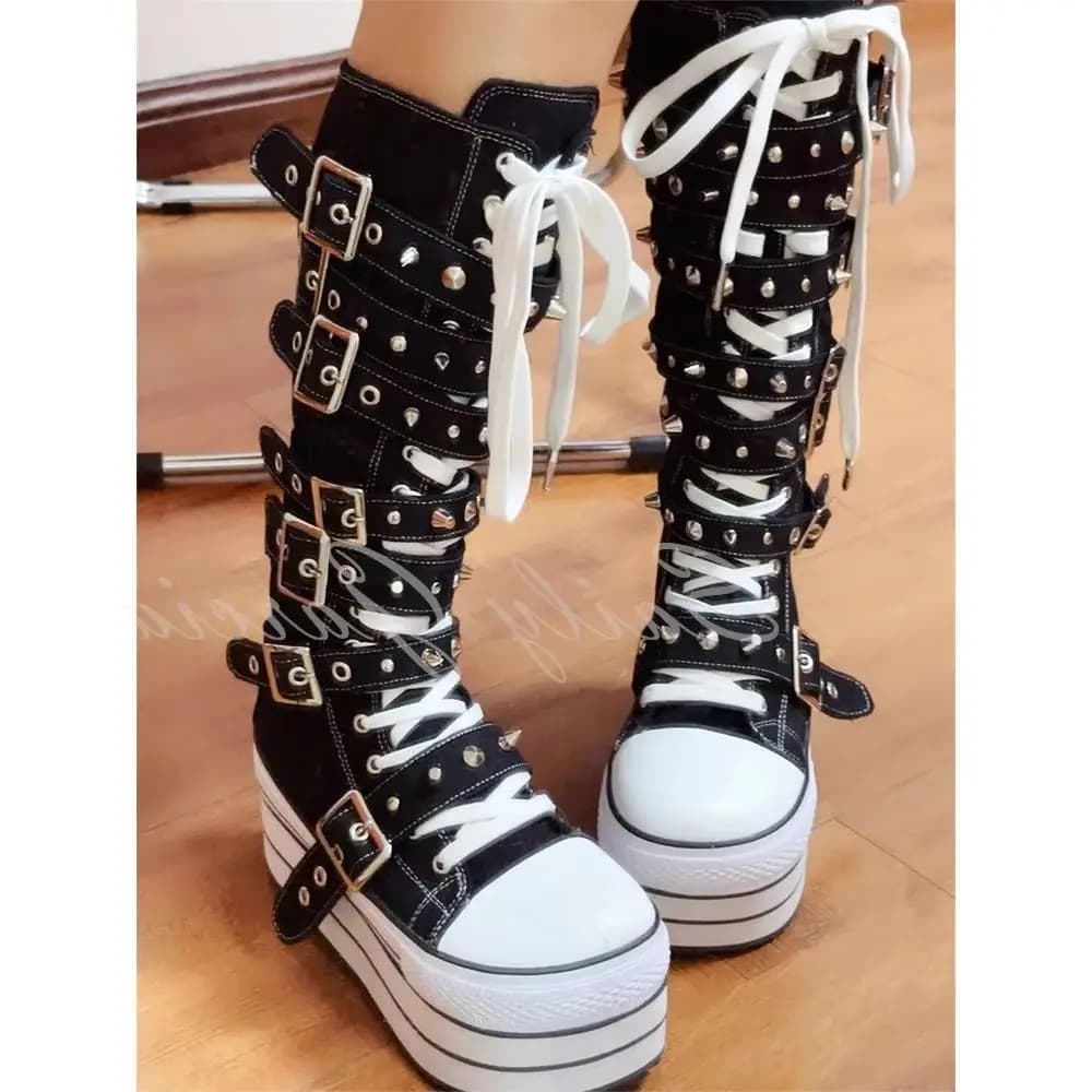 Stivali Alti al Ginocchio in Tela Stile Gotico Street Punk con Borchie, Suola Spessa, Fibbia a Cintura, Punta Rotonda, Neri e Bianchi, con Plateau, Casual