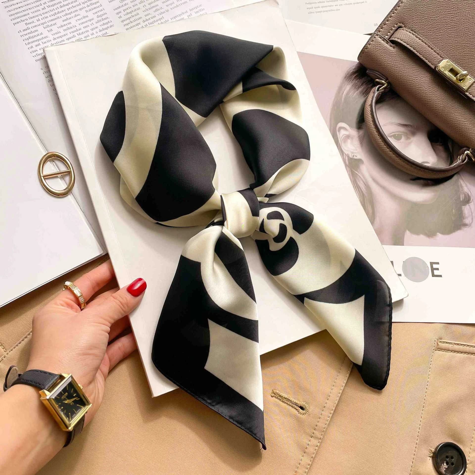 Foulard Quadrato di Lusso in Seta con Stampa Floreale da Donna 70x70cm, Morbido in Raso, Fascia per Capelli, Sciarpa da Collo, Hijab da Ufficio, Fascia per la Testa, Regalo