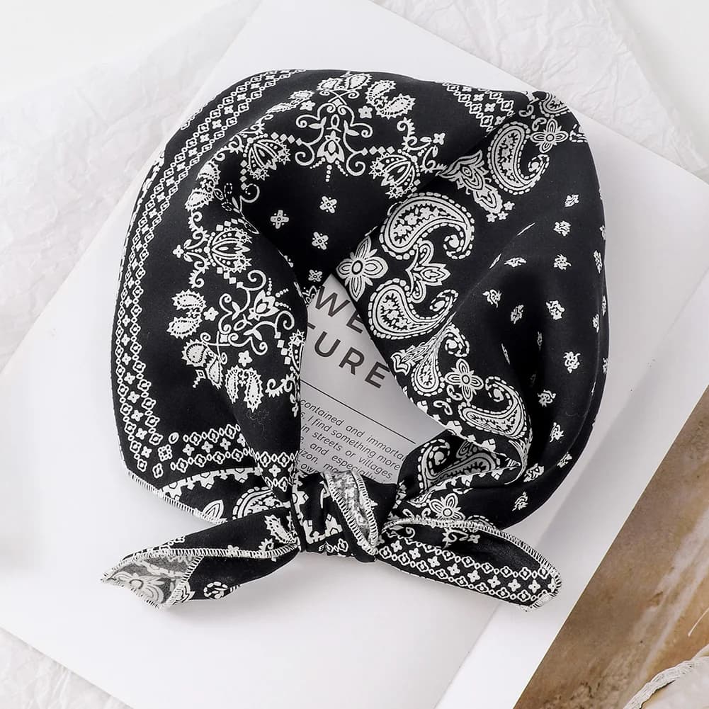 Sciarpa quadrata in raso di seta stampata Paisley di marca di lusso Sciarpa morbida e sottile per collo liscio Foulard per donna Testa Hijab Wrap Bandana