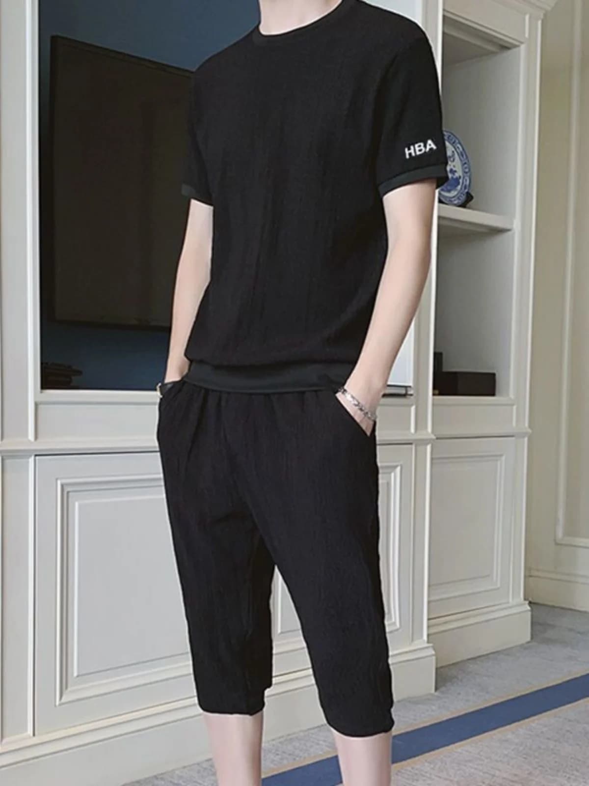 Nuovo set in seta ghiaccio da uomo 2024, t-shirt casual a maniche corte e pantaloncini sportivi, completo due pezzi, elegante abbigliamento da uomo in fibra di poliestere