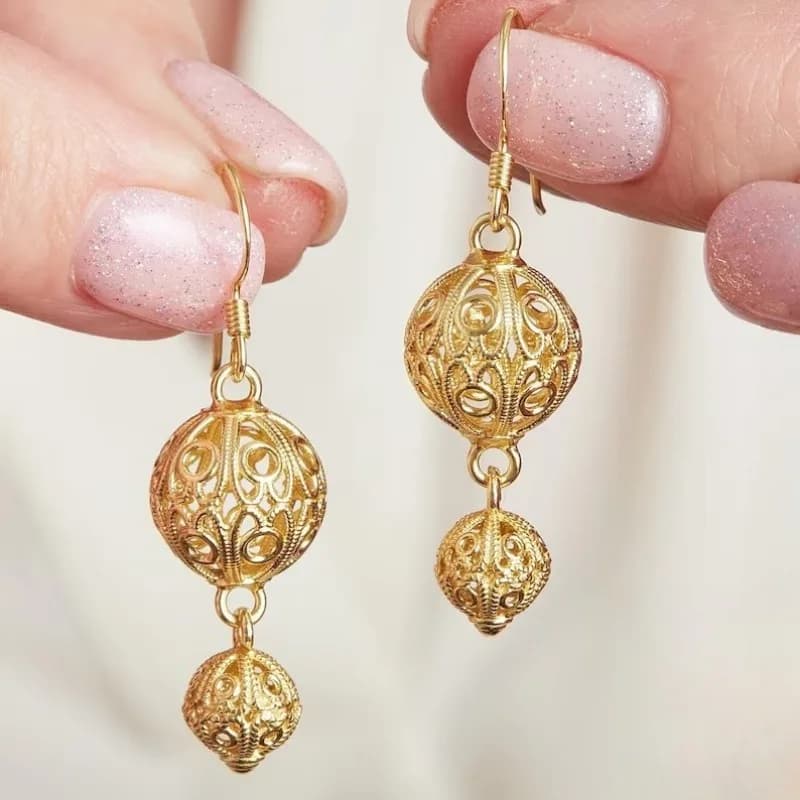 Orecchini Pendenti Artistici Retrò con Sfera Dorata Intagliata a Mano per Donne, Eleganti e Raffinati Accessori per Banchetti e Matrimoni