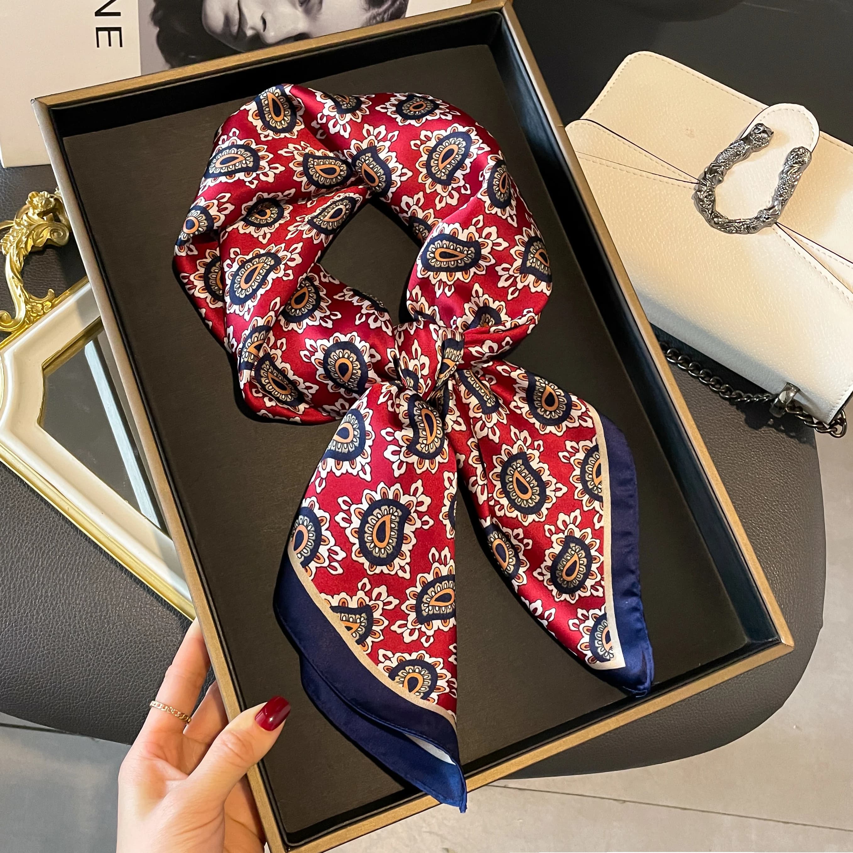 2024 70*70 cm Fazzoletto Popular Print Copricapo Luxury Design Silence Fashion Solar Protection Silencer Square Scarf Bandana Scarf