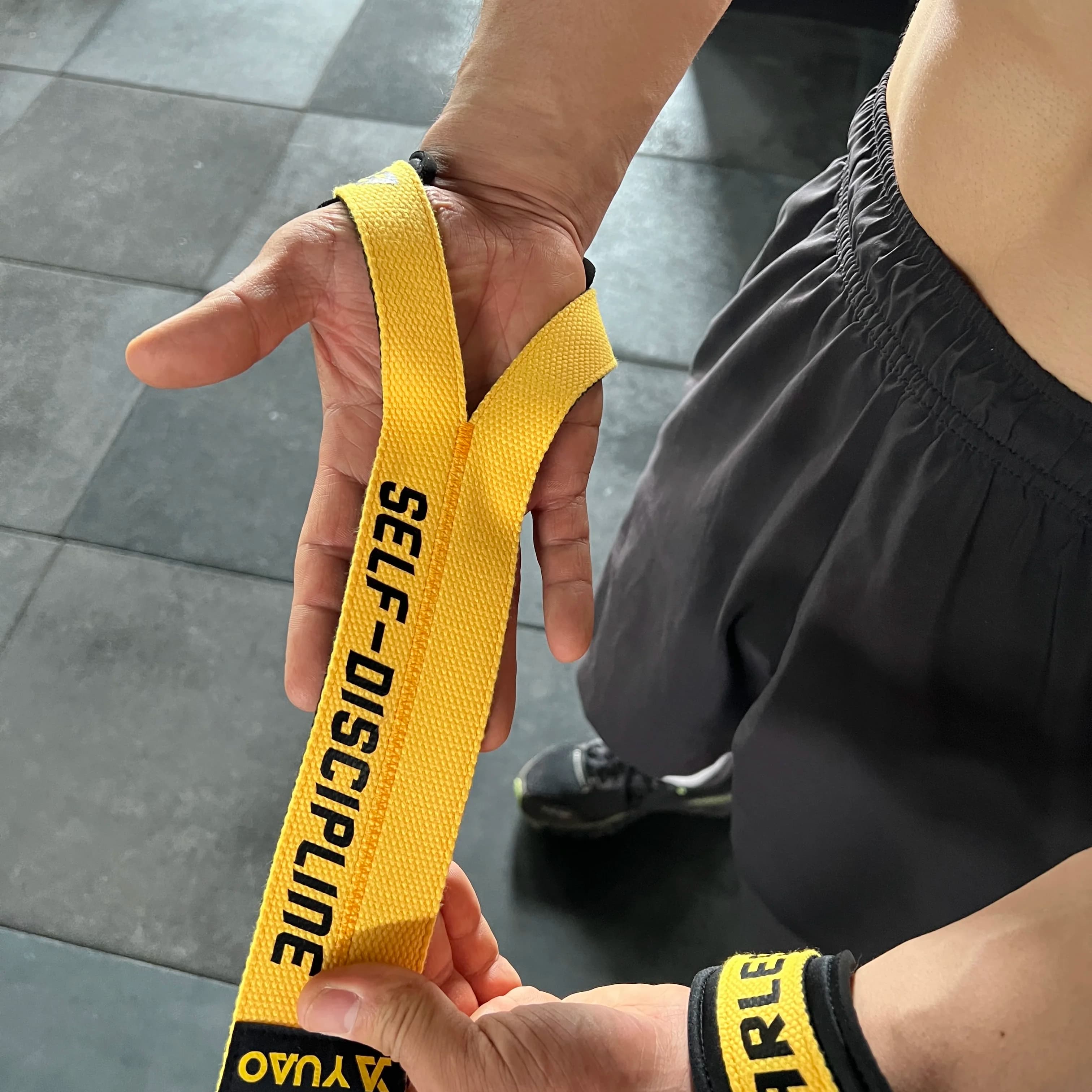 1 pair of weight lifting straps Fitness anti-slip in Silicone grips for gym weight lifting Bodybuilding Powerlifting strength training