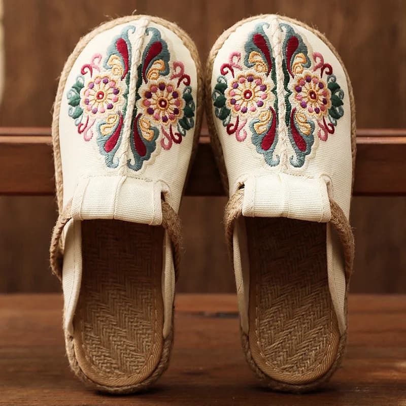 Scarpe di stoffa ricamate da donna primaverili ed estive Pantofole di lino in stile etnico con suola piatta e taglio basso