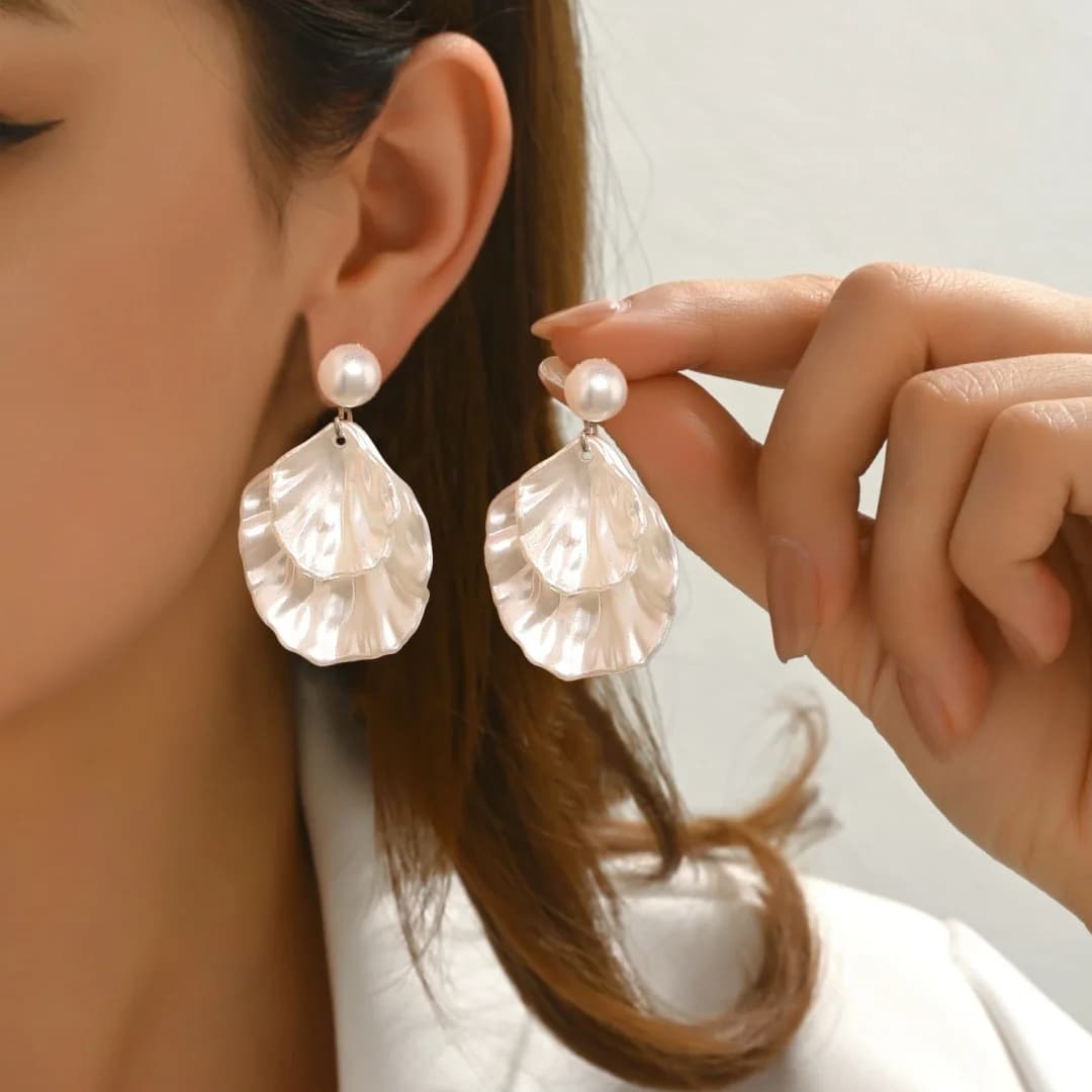 Simple, gentle, exquisite and creative imitation pearl irregular shell earrings, fashionable temperament and versatile double-layer earrings.