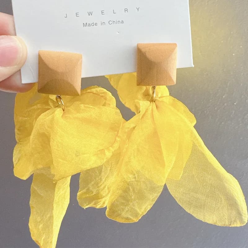 2026 summer new travel accessories simple yellow chiffon petals fringed wood block earrings holiday photo