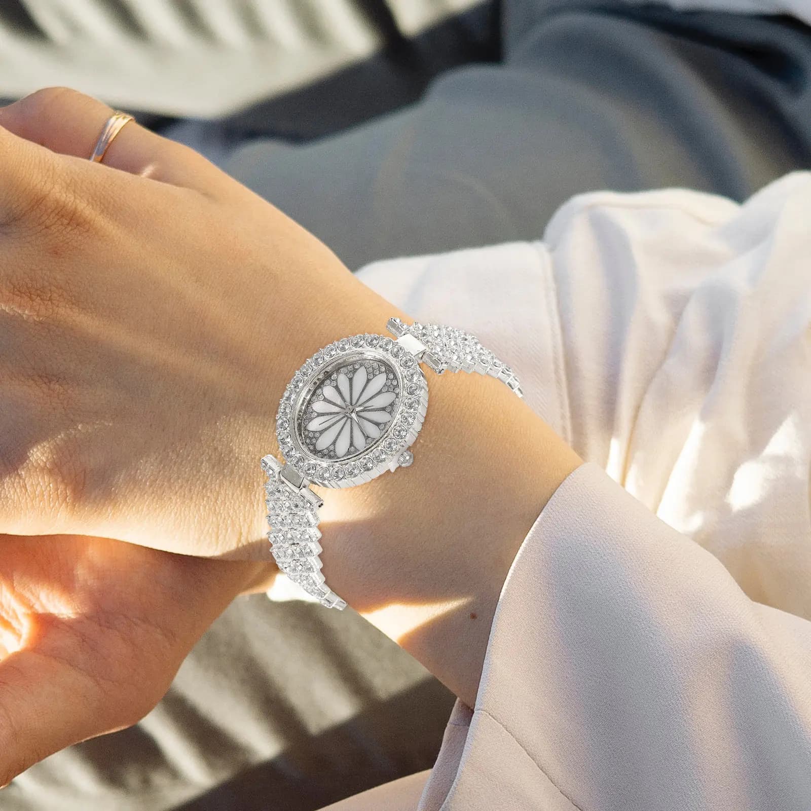 Orologio da polso da donna, casual, elegante, impreziosito da strass, decorativo, alla moda, ornamento, leggero e confortevole