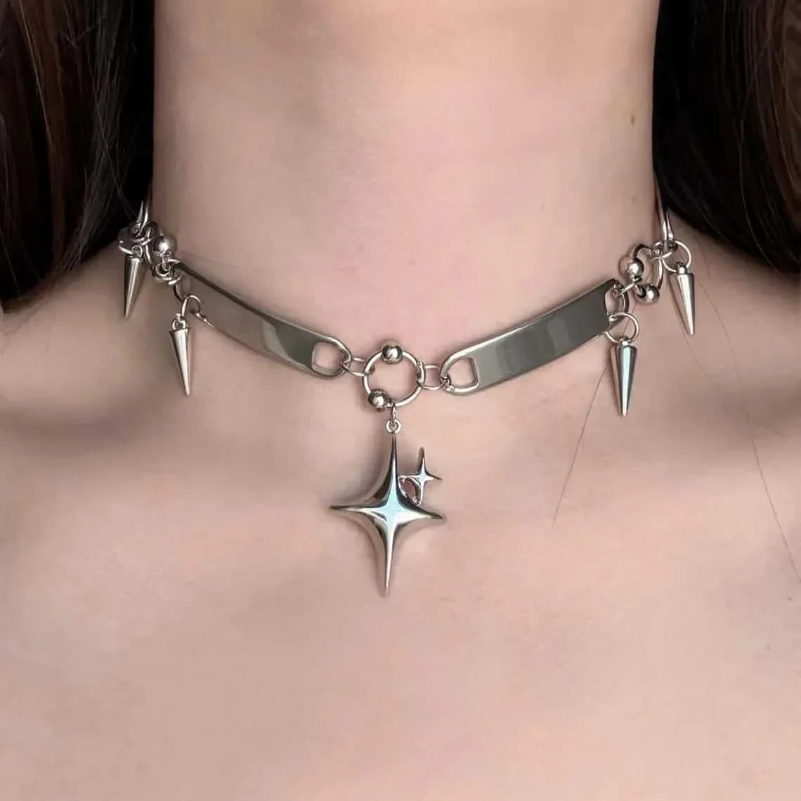 Collana girocollo punk con stelle rivettate, gioielli rock, accessorio Y2K, hippie, goth, design di tendenza, con punte, stella a croce, ciondolo a forma di anello per il naso, collana da donna