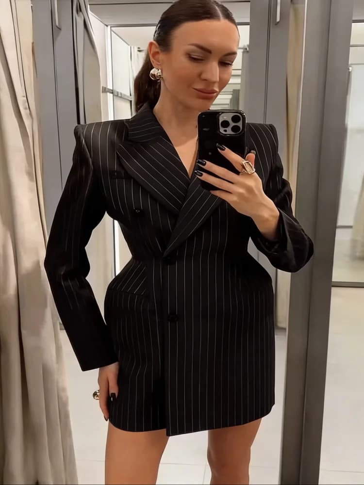 Elegant Black Blazer Dress in Righe Sottili, Double Petto, Spalle Padded, Street Life, Office Outfit, New Women's Streetwear Clothing