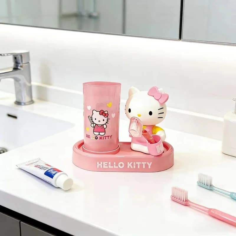Sanrio Simpatico Set 3-in-1 Hello Kitty: Bicchiere per Collutorio, Porta Spazzolino e Porta Spazzolini, Design Accattivante, Confezione Regalo da Scrivania, Adorabile 2026