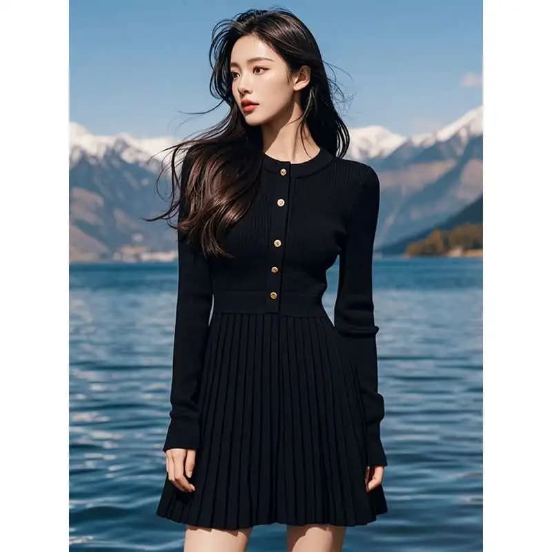 Abito in maglia nera con gonna a pieghe monopetto dal design francese snellente in vita