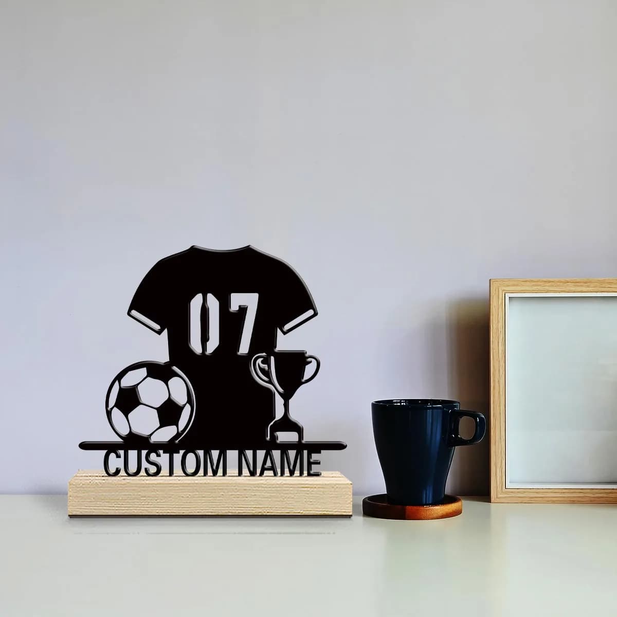 1 Pezzo Elegante Trofeo Personalizzato a Forma di Maglia da Calcio, Statua in Metallo da Collezione con Base in Legno, Adatto come Scultura da Scrivania