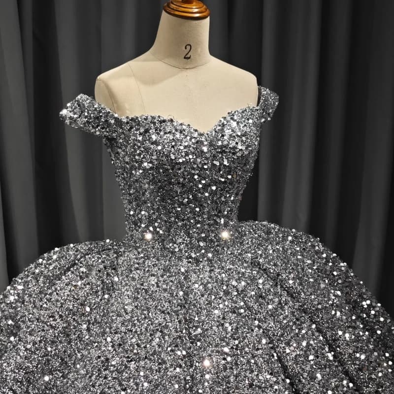 Abito Quinceanera argentato lucido con spalle scoperte Decalcomania di cristallo Glitter lusso Coda lunga Abiti da 15 Quinceanera Personalizza
